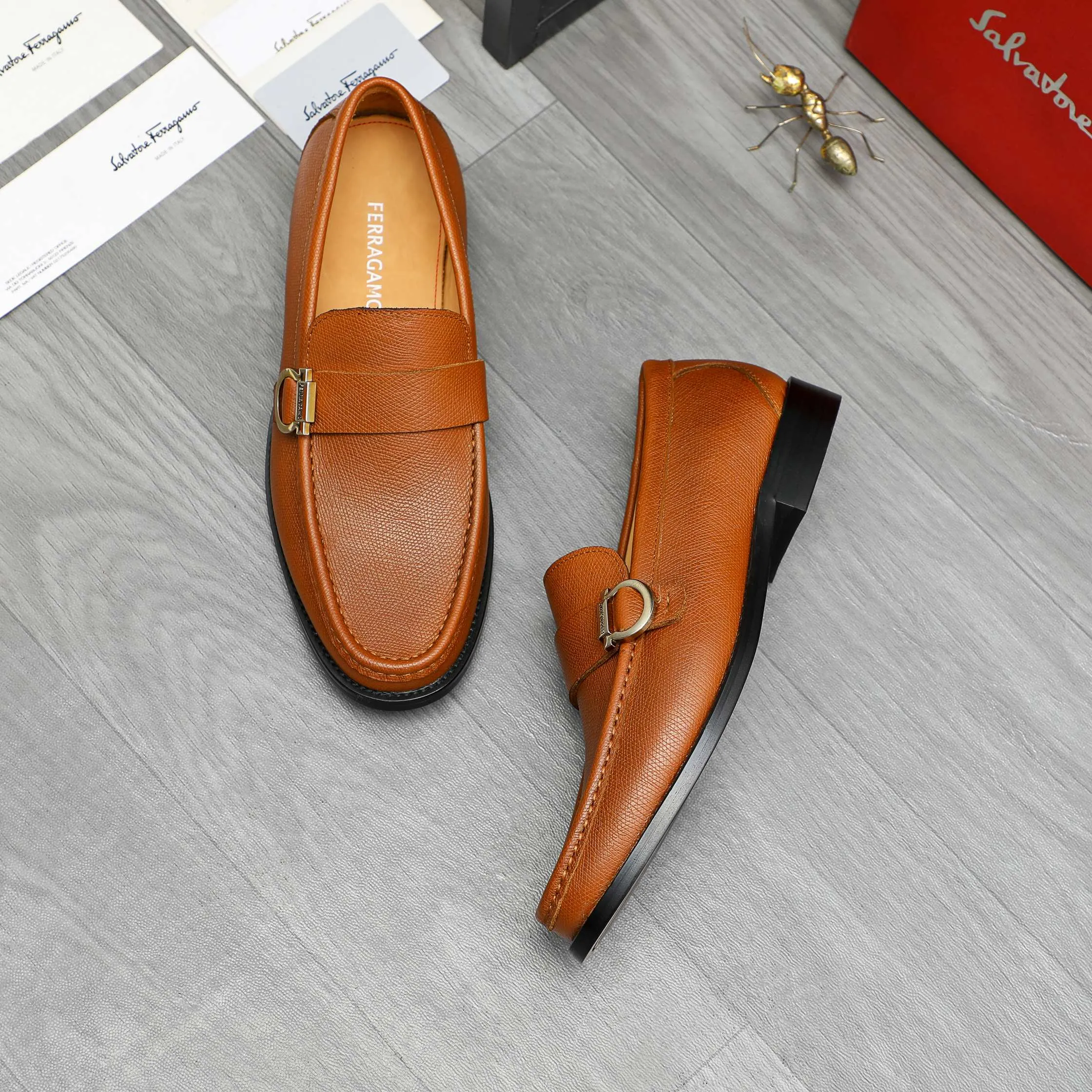 Men's shoes💰442 Product trademark: Ferragamo "Ferragamo" business formal leather shoes Regular size: 38-46 (45.46 custom-made, non-returnable) Product materials: Selected vertical grain cowhide upper, cowhide lining, original rubber outsole